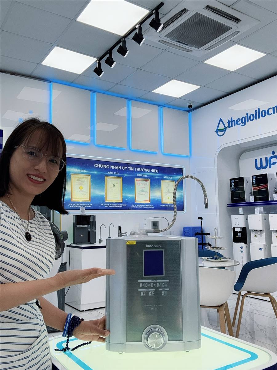 Hồng Nhung giới thiệu máy ion kiềm Biontech tại showroom Thế giới Lọc nước