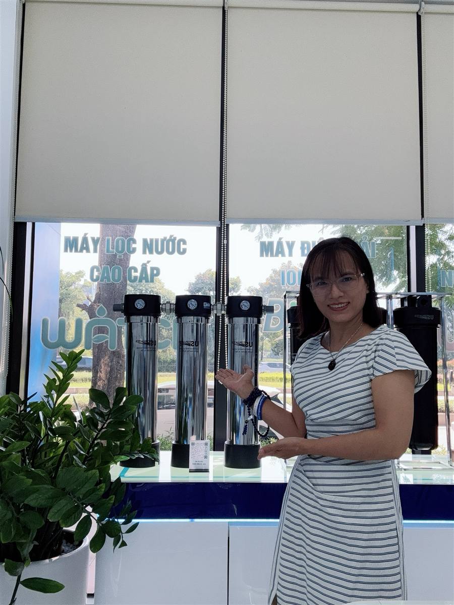 Hồng Nhung bên hệ thống lọc tổng tại showroom