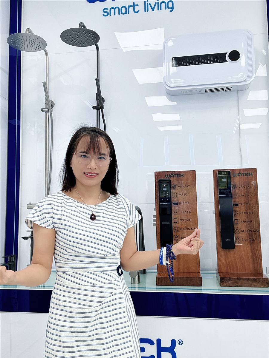 Hồng Nhung giới thiệu khóa cửa thông minh và sen tắm Watek Smart Living