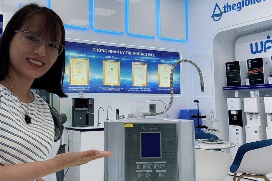 Hồng Nhung giới thiệu máy ion kiềm Biontech tại showroom Thế giới Lọc nước