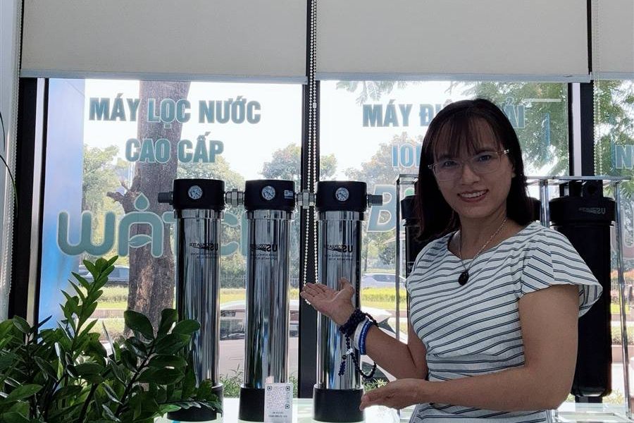 Hồng Nhung giới thiệu bộ lọc tổng Ustopwater tại showroom
