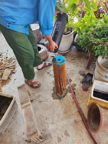 Kỹ thuật tháo lõi lọc tổng đã chuyển màu nâu đỏ vì cặn bẩn