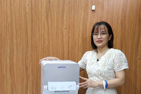 Hồng Nhung bên máy lọc nước Watek