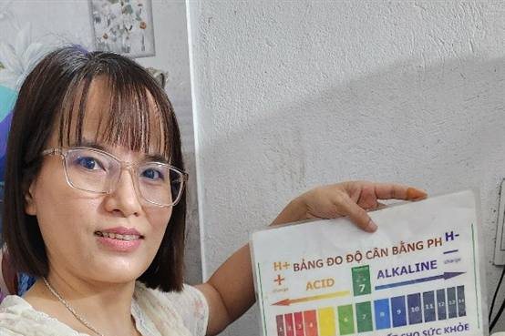 Hồng Nhung cầm bảng màu test chất lượng nước